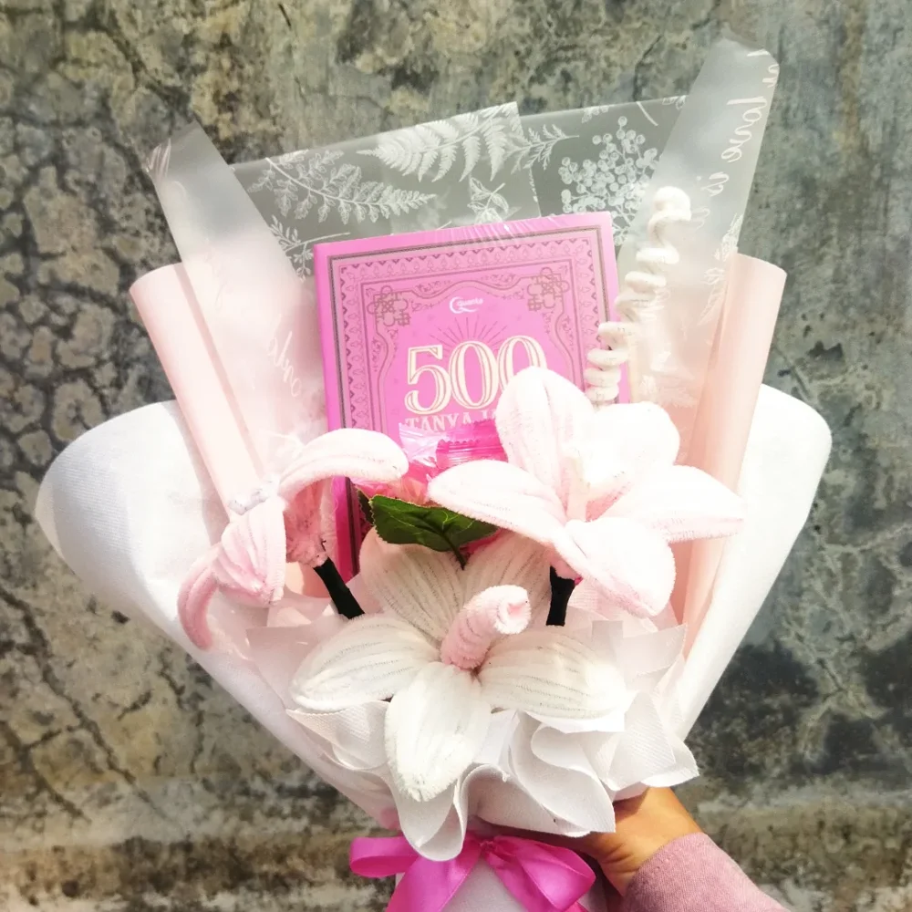 Buket custom pink dengan hadiah personal